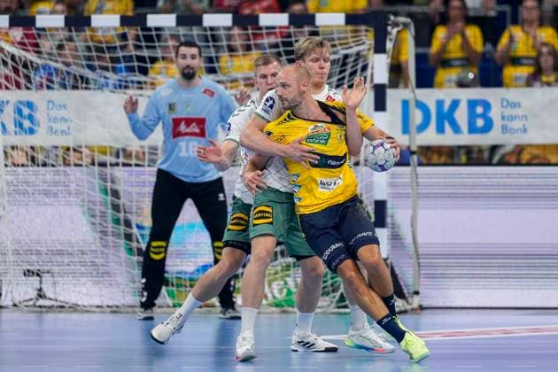 v li Karolis Antanavicius GWD, 8 , Niclas Benedict Heitkamp GWD, 23 , Lukas Sandell RNL, 11 , duel, duel scene, duel, tackle, tackling, dynamics, action, action, 03 09 2025, Mannheim Germany , Handball, Bundesliga, Rhein Neckar Löwen TSV GWD Minden xozx