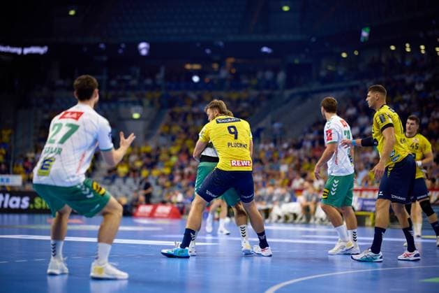 Several players from Steven Plucnar Jacobsen 9 Rhein Neckar Löwen , Halil Jaganjac 45 Rhein Neckar Löwen and Max Staar 27 TSV GWD Minden fight for the ball in the hall Handball I Men I Season 2025 2026 I Daikin HBL I 1 Matchday I Rhein Neckar Löwen - GWD Minden I 03 09 2025 Copyright: xMaxxMesterx
