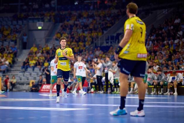 Several Rhein Neckar Löwen and GWD Minden players in motion on the pitch in the SAP Arena David More 15, Rhein Neckar Löwen Handball I Men I Season 2025 2026 I Daikin HBL I 1 Matchday I Rhein Neckar Löwen - GWD Minden I 03 09 2025 Copyright: xMaxxMesterx