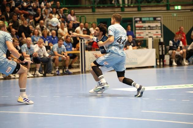 f l Eloy Morante Maldonado Bergischer HC 33 , Christoph Steinert HC Erlangen 44 Bergischer HC 06 vs HC Erlangen, Matchday 2, Handball, DAIKIN HBL, Season 2025 2026, 03 09 2025 Bergischer HC 06 vs HC Erlangen, Matchday 2, Handball, DAIKIN HBL, Season 2025 2026, 03 09 2025 Wuppertal Copyright: xEibner-Pressefoto ThomasxStoeckerx EP_TSR