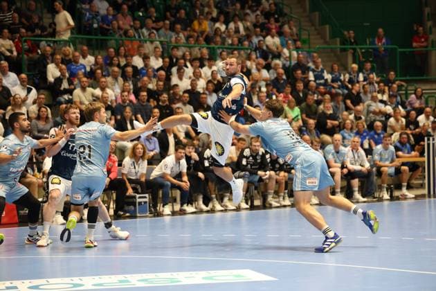 f l Christopher Bissel HC Erlangen 21 , Tomas Babak Bergischer HC 19 , Florian Scheerer HC Erlangen 10 Bergischer HC 06 vs HC Erlangen, Matchday 2, Handball, DAIKIN HBL, Season 2025 2026, 03 09 2025 Bergischer HC 06 vs HC Erlangen, Matchday 2, Handball, DAIKIN HBL, Season 2025 2026, 03 09 2025 Wuppertal Copyright: xEibner-Pressefoto ThomasxStoeckerx EP_TSR