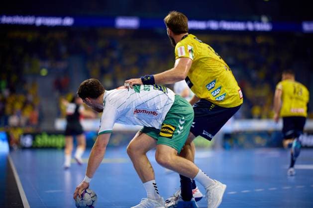 Steven Plucnar Jacobsen 9, Rhein Neckar Löwen from Rhein Neckar Löwen and Max Staar 27, TSV GWD Minden from GWD Minden fight for the ball in the hall Handball I Men I Season 2025 2026 I Daikin HBL I 1 Matchday I Rhein Neckar Löwen - GWD Minden I 03 09 2025 Copyright: xMaxxMesterx