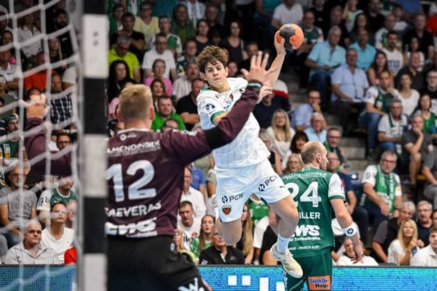 Goeppingen, Germany, 03 09 25 Goalkeeper Kristian Saveras FRISCH AUF Goeppingen and Leo Prantner Füchse Berlin in a duel during the Daikin Handball Bundesliga match between FRISCH AUF Goeppingen vs Füchse Berlin at EWS Arena on September 03, 2025 in Goeppingen, Germany Photo by Harry Langer DeFodi Images Goeppingen, Germany, 03 09 25 Goalkeeper Kristian Saveras FRISCH AUF Goeppingen and Leo Prantner Füchse Berlin battle for the ball during the Daikin Handball Bundesliga match between FRISCH AUF Goeppingen vs Füchse Berlin at EWS Arena on September 3, 2025 in Goeppingen, Germany Photo by Harry Langer DeFodi Images Photo by Harry Langer DeFodi Images