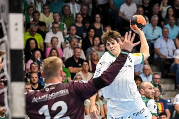 Goeppingen, Germany, 03 09 25 Goalkeeper Kristian Saveras FRISCH AUF Goeppingen and Leo Prantner Füchse Berlin in a duel during the Daikin Handball Bundesliga match between FRISCH AUF Goeppingen vs Füchse Berlin at EWS Arena on September 03, 2025 in Goeppingen, Germany Photo by Harry Langer DeFodi Images Goeppingen, Germany, 03 09 25 Goalkeeper Kristian Saveras FRISCH AUF Goeppingen and Leo Prantner Füchse Berlin battle for the ball during the Daikin Handball Bundesliga match between FRISCH AUF Goeppingen vs Füchse Berlin at EWS Arena on September 3, 2025 in Goeppingen, Germany Photo by Harry Langer DeFodi Images Photo by Harry Langer DeFodi Images