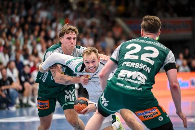 Goeppingen, Germany, 03 09 25 Victor Kloeve FRISCH AUF Goeppingen , Mathias Gidsel Füchse Berlin and Erik Persson FRISCH AUF Goeppingen in a duel during the Daikin Handball Bundesliga match between FRISCH AUF Goeppingen vs Füchse Berlin at EWS Arena on September 03, 2025 in Goeppingen, Germany Photo by Harry Langer DeFodi Images Goeppingen, Germany, 03 09 25 Victor Kloeve FRISCH AUF Goeppingen , Mathias Gidsel Füchse Berlin and Erik Persson FRISCH AUF Goeppingen battle for the ball during the Daikin Handball Bundesliga match between FRISCH AUF Goeppingen vs Füchse Berlin at EWS Arena on September 3, 2025 in Goeppingen, Germany Photo by Harry Langer DeFodi Images Photo by Harry Langer DeFodi Images