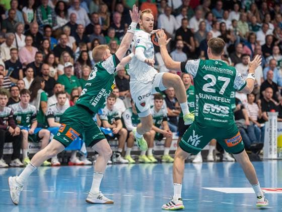 Mathias Gidsel Fuechse Berlin, 19 in duel with Ymir Oern Gislason Frisch Auf Goeppingen, 33 and Oskar Sunnefeldt Frisch Auf Goeppingen, 27 , Frisch Auf Goeppingen vs Fuechse Berlin, Handball, 1 Bundesliga, Men, Season 2025 2026, 03 09 2025, Frisch Auf Goeppingen vs Fuechse Berlin, Handball, 1 Bundesliga, Men, Season 2025 2026, 03 09 2025 Goeppingen Copyright: xEibner-Pressefoto MichaelxSchmidx EP_MST