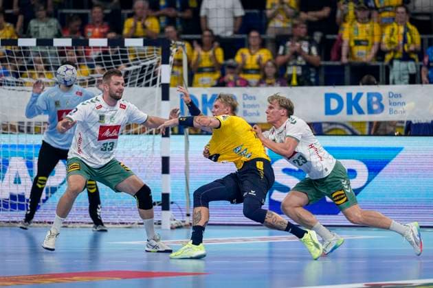 from left Michael Schulz GWD, 33 , Edwin Aspenbäck RNL, 78 , Niclas Benedict Heitkamp GWD, 23 , duel, duel, tackle, tackling, dynamics, action, action, 03 09 2025, Mannheim Germany , Handball, Bundesliga, Rhein Neckar Löwen TSV GWD Minden xozx
