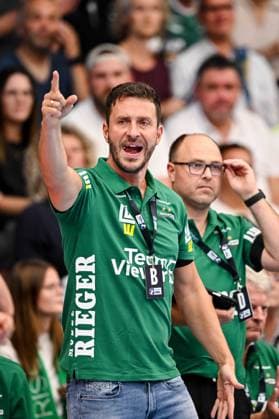 Goeppingen, Germany, 03 09 25 Coach Ben Matschke FRISCH AUF Goeppingen gestures, gestures during the Daikin Handball Bundesliga match between FRISCH AUF Goeppingen vs Füchse Berlin at EWS Arena on 03 September 2025 in Goeppingen, Germany Photo by Harry Langer DeFodi Images Goeppingen, Germany, 03 09 25 Trainer Ben Matschke FRISCH AUF Goeppingen gestures during the Daikin Handball Bundesliga match between FRISCH AUF Goeppingen vs Füchse Berlin at EWS Arena on September 3, 2025 in Goeppingen, Germany Photo by Harry Langer DeFodi Images Photo by Harry Langer DeFodi Images