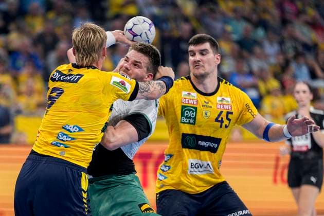 from left Edwin Aspenbäck RNL, 78 , Ian Weber GWD, 13 , Halil Jaganjac RNL, 45 , duel, duel, tackle, tackling, dynamics, action, action, 03 09 2025, Mannheim Germany , Handball, Bundesliga, Rhein Neckar Löwen TSV GWD Minden xozx