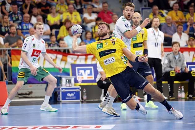 03 09 2025, xrekx, Handball Daikin HBL, Rhein Neckar Loewen GWD Minden v l Steven Plucnar Jacobson Rhein Necker Loewen Ian Weber GWD Minden DFL DFB REGULATIONS PROHIBIT ANY USE OF PHOTOGRAPHS as IMAGE SEQUENCES and or QUASI VIDEO Mannheim
