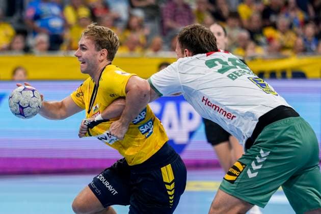 v li Mathias Larson RNL, 4 , Tom Bergner GWD, 28 , duel, duel, tackle, tackling, dynamics, action, action, 03 09 2025, Mannheim Germany , Handball, Bundesliga, Rhein Neckar Löwen TSV GWD Minden xozx