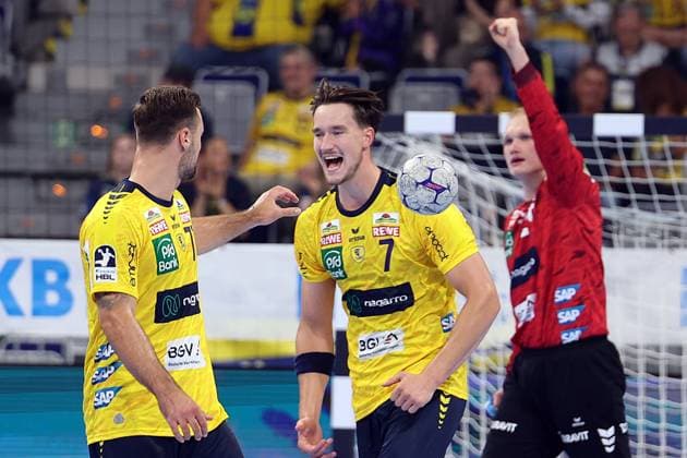 03 09 2025, xrekx, Handball Daikin HBL, Rhein Neckar Loewen GWD Minden v l Dani Baijens Rhein Necker Loewen Robert Timmermeister Rhein Necker Loewen David Späth Spaeth Rhein Necker Loewen jubeln DFL DFB REGULATIONS PROHIBIT ANY USE OF PHOTOGRAPHS as IMAGE SEQUENCES and or QUASI VIDEO Mannheim