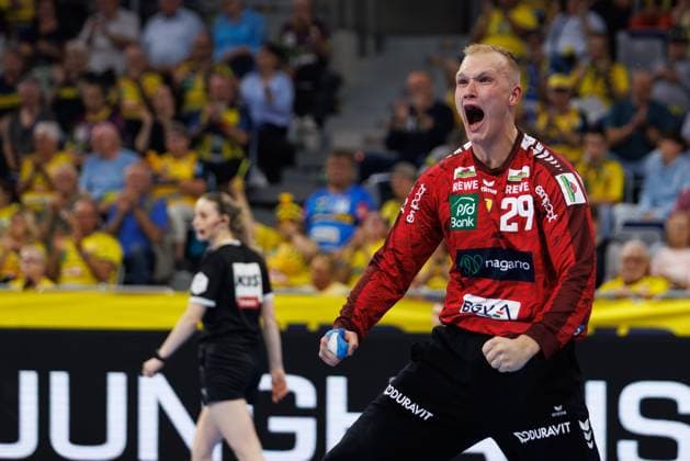 David Spaeth Rhein Neckar Loewen cheers, Rhein Neckar Loewen vs GWD Minden, Handball, DAIKIN HBL, 2 Spieltag, Saison 2025 2026, 03 09 2025 DFB regulations prohibit any use of photographs as image sequences and or quasi video Rhein Neckar Loewen vs GWD Minden, Handball, DAIKIN HBL, 2 Spieltag, Saison 2025 2026, 03 09 2025 Copyright: xEibner-Pressefoto AlexanderxNeisx EP_ANS