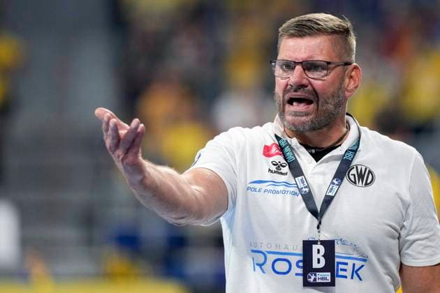 Aaron Ziercke coach, head coach, GWD , gives instructions, gestures, gesticulating with arms, single picture, single photo, action, action, 03 09 2025, Mannheim Germany , Handball, Bundesliga, Rhein Neckar Löwen TSV GWD Minden xozx