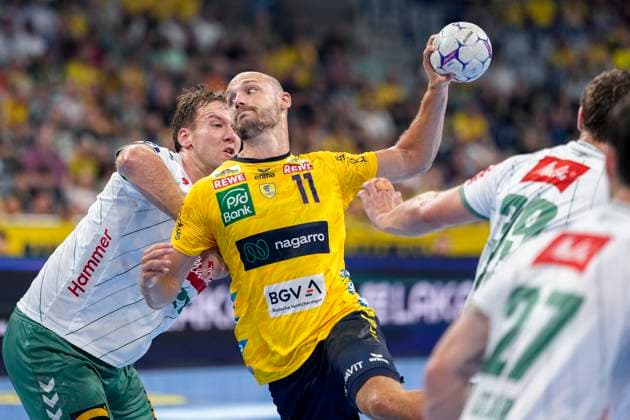 from left Tom Bergner GWD, 28 , Lukas Sandell RNL, 11 , Malte Donker GWD, 39 , Max Staar GWD, 27 , duel, duel, tackle, tackling, dynamics, action, action, 03 09 2025, Mannheim Germany , Handball, Bundesliga, Rhein Neckar Löwen TSV GWD Minden xozx