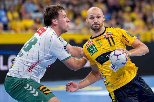 v li Tom Bergner GWD, 28 , Lukas Sandell RNL, 11 , duel, duel, tackle, tackling, dynamics, action, action, 03 09 2025, Mannheim Germany , Handball, Bundesliga, Rhein Neckar Löwen TSV GWD Minden xozx