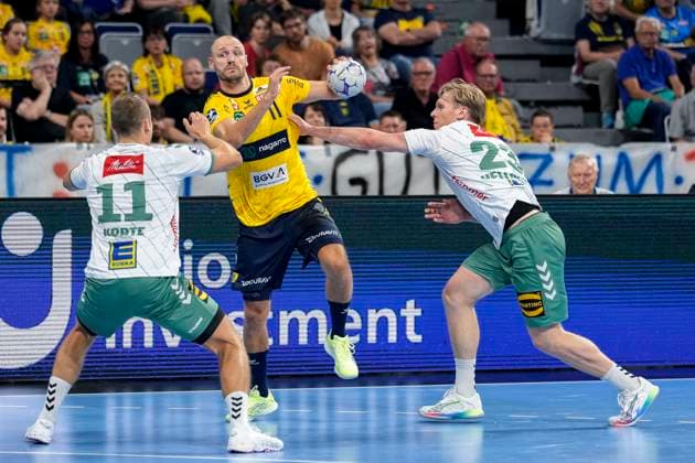 from left Mats Korte GWD, 11 , Lukas Sandell RNL, 11 , Niclas Benedict Heitkamp GWD, 23 , duel, duel, tackle, tackling, dynamics, action, action, 03 09 2025, Mannheim Germany , Handball, Bundesliga, Rhein Neckar Löwen TSV GWD Minden xozx