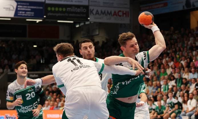 03 09 2025, Germany, Göppingen, Handball DAIKIN HBL Bundesliga Season 2025 2026, FRISCH AUF Göppingen vs Füchse Berlin, v l Lasse Andersson Ber , Aitor Arino Ber , David Schmidt FAG