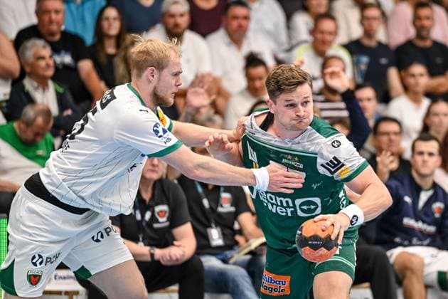 Goeppingen, Germany, 03 09 25 Langhoff Matthes Füchse Berlin and David Schmidt FRISCH AUF Goeppingen battle for the ball during the Daikin Handball Bundesliga match between FRISCH AUF Goeppingen vs Füchse Berlin at EWS Arena on September 03, 2025 in Goeppingen, Germany Photo by Harry Langer DeFodi Images Goeppingen, Germany, 03 09 25 Langhoff Matthes Füchse Berlin and David Schmidt FRISCH AUF Goeppingen battle for the ball during the Daikin Handball Bundesliga match between FRISCH AUF Goeppingen vs Füchse Berlin at EWS Arena on September 3, 2025 in Goeppingen, Germany Photo by Harry Langer DeFodi Images Photo by Harry Langer DeFodi Images