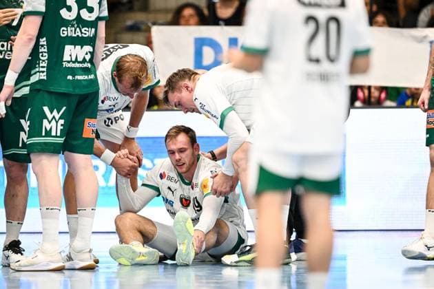 Goeppingen, Germany, 03 09 25 Mathias Gidsel Füchse Berlin on the ground injured during the Daikin Handball Bundesliga match between FRISCH AUF Goeppingen vs Füchse Berlin at EWS Arena on 03 September 2025 in Goeppingen, Germany Photo by Harry Langer DeFodi Images Goeppingen, Germany, 03 09 25 Mathias Gidsel Füchse Berlin on the ground injured during the Daikin Handball Bundesliga match between FRISCH AUF Goeppingen vs Füchse Berlin at EWS Arena on September 3, 2025 in Goeppingen, Germany Photo by Harry Langer DeFodi Images Photo by Harry Langer DeFodi Images