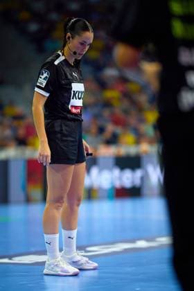 Referee Rosana Sog in position in the hall Handball I Men I Season 2025 2026 I Daikin HBL I 1 Matchday I Rhein Neckar Löwen - GWD Minden I 03 09 2025 Copyright: xMaxxMesterx