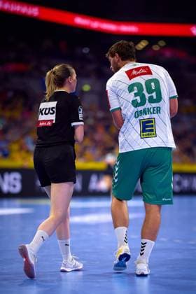Referee and player Malte Donker 39 TSV GWD Minden in the hall in conversation Handball I Men I Season 2025 2026 I Daikin HBL I 1 Matchday I Rhein Neckar Löwen - GWD Minden I 03 09 2025 Copyright: xMaxxMesterx