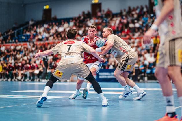 HBL HSV Hamburg vs TSV Hannover Burgdorf, 03 09 25 Moritz Sauter HSV Hamburg, 33 in a duel against Justus Fischer TSV Hannover Burgdorf, 54 HBL HSV Hamburg vs TSV Hannover Burgdorf on 03 09 2025 at Sporthalle Hamburg, Hamburg Copyright: xBEAUTIFULxSPORTS Tonhäuserx