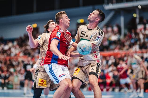 HBL HSV Hamburg vs TSV Hannover Burgdorf, 03 09 25 Moritz Sauter HSV Hamburg, 33 in a duel against Hannes Feise TSV Hannover Burgdorf, 56 HBL HSV Hamburg vs TSV Hannover Burgdorf on 03 09 2025 at Sporthalle Hamburg, Hamburg Copyright: xBEAUTIFULxSPORTS Tonhäuserx