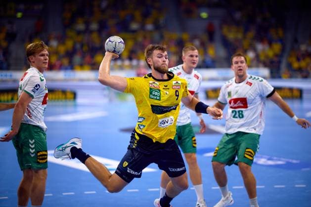 Steven Plucnar Jacobsen 9 Rhein Neckar Löwen throws on goal against Tom Bergner 28 TSV GWD Minden and other opponents in the hall Handball I Men I Season 2025 2026 I Daikin HBL I Matchday 1 I Rhein Neckar Löwen - GWD Minden I 03 09 2025 Copyright: xMaxxMesterx