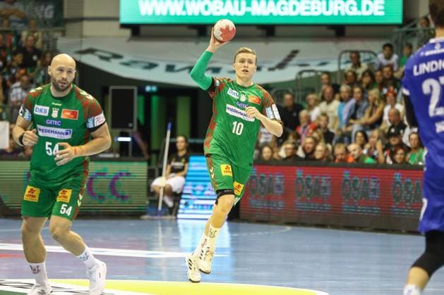03 09 2025, xgox, Handball Daikin HBL SC Magdeburg ThSV Eisenach emspor, v l Gisli Thorgeir Kristjansson Magdeburg, 10 am Ball, plays the ball Magdeburg
