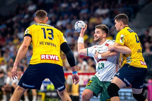 1 Handball Bundesliga, DAIKIN HBL, Rhein Neckar Löwen GWD Minden 03 09 2025 Players of Ian Weber 13 TSV GWD Minden and Halil Jaganjac 45, Rhein Neckar Löwen fight for the ball in the hall 1 Handball Bundesliga, Rhein Neckar Löwen - GWD Minden, Mannheim, SAP Arena, 03 09 2025 1 Handball Bundesliga, Rhein Neckar Löwen - GWD Minden, Mannheim, SAP Arena, 03 09 2025 Copyright: xBEAUTIFULxSPORTS Gelhardtx