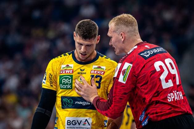 1 Handball Bundesliga, DAIKIN HBL, Rhein Neckar Löwen GWD Minden 03 09 2025 David Späth and Sebastian Heymann in conversation during the match in the SAP Arena 1 Handball Bundesliga, Rhein Neckar Löwen - GWD Minden, Mannheim, SAP Arena, 03 09 2025 Copyright: xBEAUTIFULxSPORTS Gelhardtx