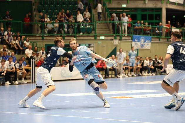 f l Gerdas Barbarskas Bergischer HC 14 , Antonio Metzner HC Erlangen 27 Bergischer HC 06 vs HC Erlangen, Matchday 2, Handball, DAIKIN HBL, Season 2025 2026, 03 09 2025 Bergischer HC 06 vs HC Erlangen, Matchday 2, Handball, DAIKIN HBL, Season 2025 2026, 03 09 2025 Wuppertal Copyright: xEibner-Pressefoto ThomasxStoeckerx EP_TSR