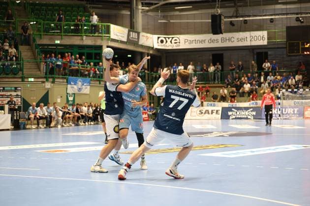 f l Aron Seesing Bergischer HC 49 , Andri Runarsson HC Erlangen 04 , Johannes Wasielewski Bergischer HC 77 Bergischer HC 06 vs HC Erlangen, Matchday 2, Handball, DAIKIN HBL, Season 2025 2026, 03 09 2025 Bergischer HC 06 vs HC Erlangen, Matchday 2, Handball, DAIKIN HBL, Season 2025 2026, 03 09 2025 Wuppertal Copyright: xEibner-Pressefoto ThomasxStoeckerx EP_TSR