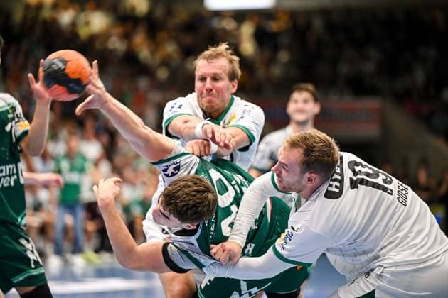 Goeppingen, Germany, 03 09 25 Elias Newel FRISCH AUF Goeppingen , Max Darj Füchse Berlin and Mathias Gidsel Füchse Berlin in a duel during the Daikin Handball Bundesliga match between FRISCH AUF Goeppingen vs Füchse Berlin at EWS Arena on September 03, 2025 in Goeppingen, Germany Photo by Harry Langer DeFodi Images Goeppingen, Germany, 03 09 25 Elias Newel FRISCH AUF Goeppingen , Max Darj Füchse Berlin and Mathias Gidsel Füchse Berlin battle for the ball during the Daikin Handball Bundesliga match between FRISCH AUF Goeppingen vs Füchse Berlin at EWS Arena on September 3, 2025 in Goeppingen, Germany Photo by Harry Langer DeFodi Images Photo by Harry Langer DeFodi Images