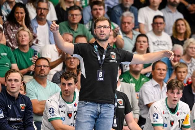Goeppingen, Germany, 03 09 25 Coach Jaron Siewert Füchse Berlin gestures, gestures during the Daikin Handball Bundesliga match between FRISCH AUF Goeppingen vs Füchse Berlin at EWS Arena on September 03, 2025 in Goeppingen, Germany Photo by Harry Langer DeFodi Images Goeppingen, Germany, 03 09 25 Trainer Jaron Siewert Füchse Berlin gestures during the Daikin Handball Bundesliga match between FRISCH AUF Goeppingen vs Füchse Berlin at EWS Arena on September 3, 2025 in Goeppingen, Germany Photo by Harry Langer DeFodi Images Photo by Harry Langer DeFodi Images