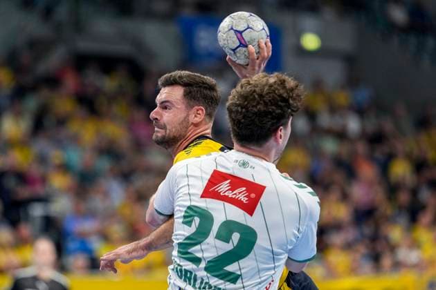 v li Dani Baijens RNL, 77 , Philipp Vorlicek GWD, 22 , duel, duel, tackle, tackling, dynamics, action, action, 03 09 2025, Mannheim Germany , Handball, Bundesliga, Rhein Neckar Löwen TSV GWD Minden xozx