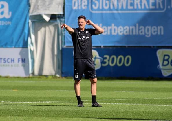 Football, Men, 3 Liga, Season 2025 2026, TSV 1860 Munich, Training Patrick Glöckner Gloeckner, Coach TSV 1860 Munich raises right arm, point, pointing, index finger