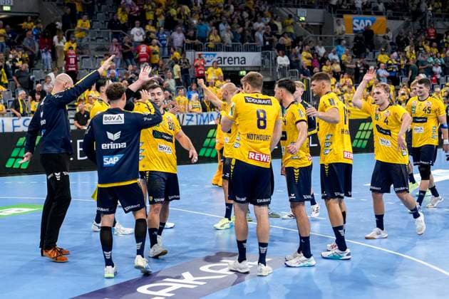 Rhein Neckar Löwen players, cheering after the final whistle, joy about the victory, winner, winners, cheers, cheering, cheerful, positive, happy, rejoicing, optimistic, highlight, action, 03 09 2025, Mannheim Germany , Handball, Bundesliga, Rhein Neckar Löwen TSV GWD Minden xozx