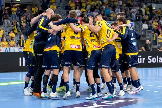 Rhein Neckar Löwen players, cheering after the final whistle, joy about the victory, winner, winner, cheers, cheering, cheerful, positive, happy, rejoicing, optimistic, highlight, action, action, dancing in a circle, team circle, team circle, 03 09 2025, Mannheim Germany , Handball, Bundesliga, Rhein Neckar Löwen TSV GWD Minden xozx