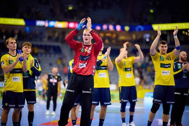 Several Rhein Neckar Löwen players applaud in the SAP Arena after the game Handball I Men I Season 2025 2026 I Daikin HBL I Matchday 1 I Rhein Neckar Löwen - GWD Minden I 03 09 2025 Copyright: xMaxxMesterx