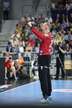 03 09 2025, xrekx, Handball Daikin HBL, Rhein Neckar Loewen GWD Minden v l David Späth Spaeth Rhein Necker Loewen mit der Faust zu den Fans DFL DFB REGULATIONS PROHIBIT ANY USE OF PHOTOGRAPHS as IMAGE SEQUENCES and or QUASI VIDEO Mannheim
