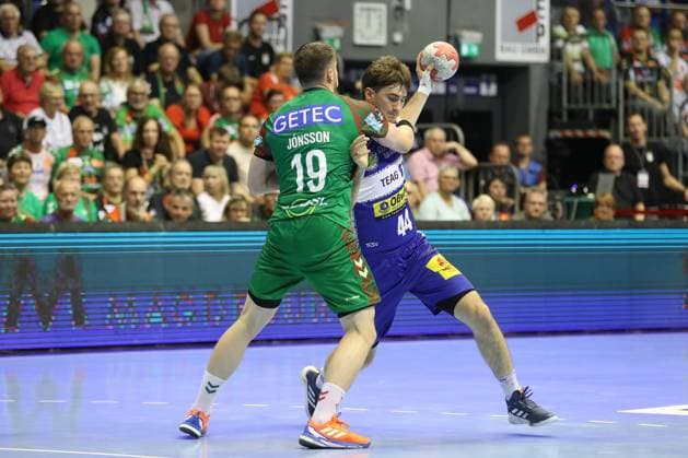 03 09 2025, xtgx, SC Magdeburg ThSV Eisenach v l Elvar Orn Jonsson Magdeburg, 19 , Stephan Seitz Eisenach, 44 duel, duel, fight, tackle Magdeburg