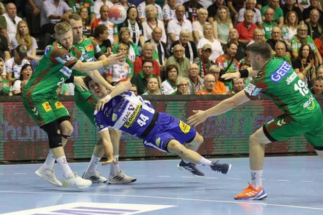 03 09 2025, xtgx, SC Magdeburg ThSV Eisenach v l Sebastian Barthold Magdebug, 25 , Felix Claar Magdeburg, 7 , Stephan Seitz Eisenach, 44 , Elvar Orn Jonsson Magdeburg, 19 duel, duel, fight, tackle Magdeburg