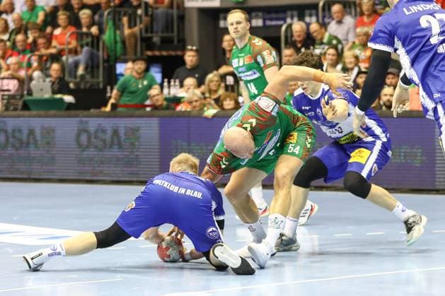 03 09 2025, xgox, Handball Daikin HBL SC Magdeburg ThSV Eisenach emspor, v l Peter Walz Eisenach, 14 , Oscar Bergendahl Magdeburg, 54 , Tillman Leu Eisenach, 99 duel, duel, fight, tackle Magdeburg