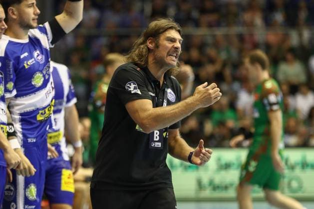 03 09 2025, xgox, Handball Daikin HBL SC Magdeburg ThSV Eisenach emspor, f l Sebastian Hinze Eisenach, coach gives instructions, gestures with arms, gesticulates, gives instructions Magdeburg