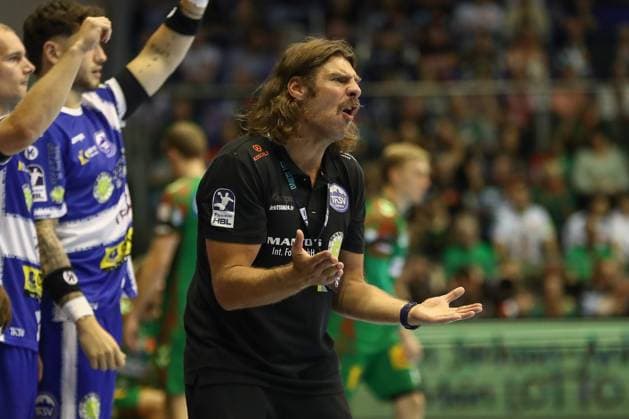 03 09 2025, xgox, Handball Daikin HBL SC Magdeburg ThSV Eisenach emspor, f l Sebastian Hinze Eisenach, coach gives instructions, gestures with arms, gesticulates, gives instructions Magdeburg