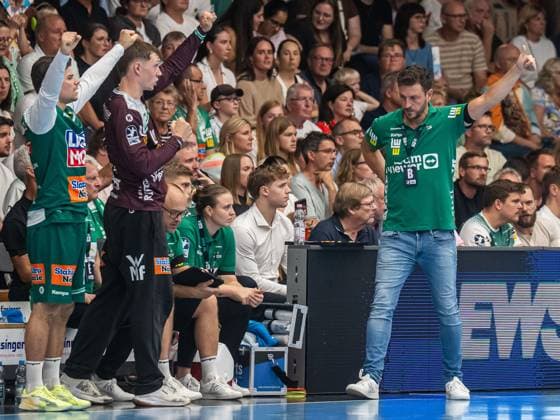 Ben Matschke, Head Coach Frisch Auf Goeppingen gives the thumbs up, Frisch Auf Goeppingen vs Fuechse Berlin, Handball, 1 Bundesliga, Men, Season 2025 2026, 03 09 2025, Frisch Auf Goeppingen vs Fuechse Berlin, Handball, 1 Bundesliga, Men, Season 2025 2026, 03 09 2025 Goeppingen Copyright: xEibner-Pressefoto MichaelxSchmidx EP_MST