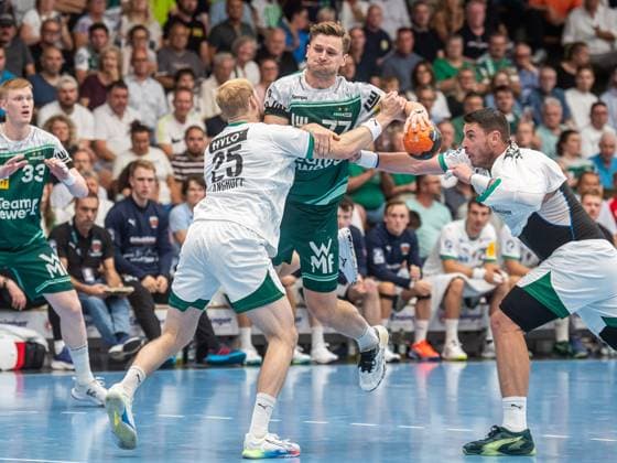 David Schmidt Frisch Auf Goeppingen, 77 in duel with Matthes Langhoff Fuechse Berlin, 25 , Frisch Auf Goeppingen vs Fuechse Berlin, Handball, 1 Bundesliga, Men, Season 2025 2026, 03 09 2025, Frisch Auf Goeppingen vs Fuechse Berlin, Handball, 1 Bundesliga, Men, Season 2025 2026, 03 09 2025 Goeppingen Copyright: xEibner-Pressefoto MichaelxSchmidx EP_MST