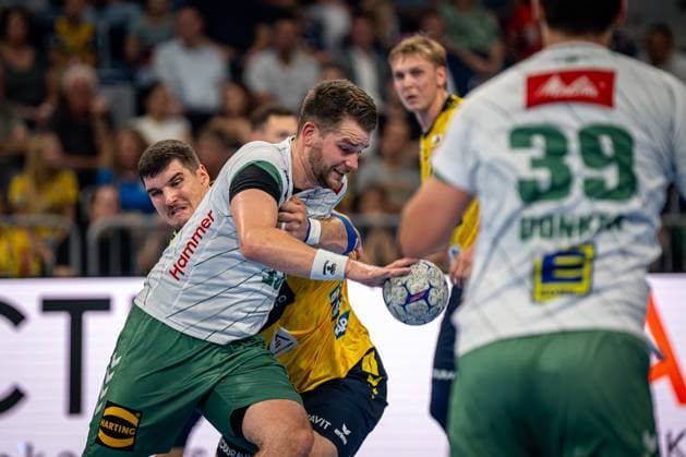 1 Handball Bundesliga, DAIKIN HBL, Rhein Neckar Löwen GWD Minden 03 09 2025 Players of Halil Jaganjac 45 Rhein Neckar Löwen , Ian Weber 13 TSV GWD Minden and Edwin Aspenbäck 78 Rhein Neckar Löwen fight for the ball in the hall 1 Handball Bundesliga, Rhein Neckar Löwen - GWD Minden, Mannheim, SAP Arena, 03 09 2025 Copyright: xBEAUTIFULxSPORTS Gelhardtx